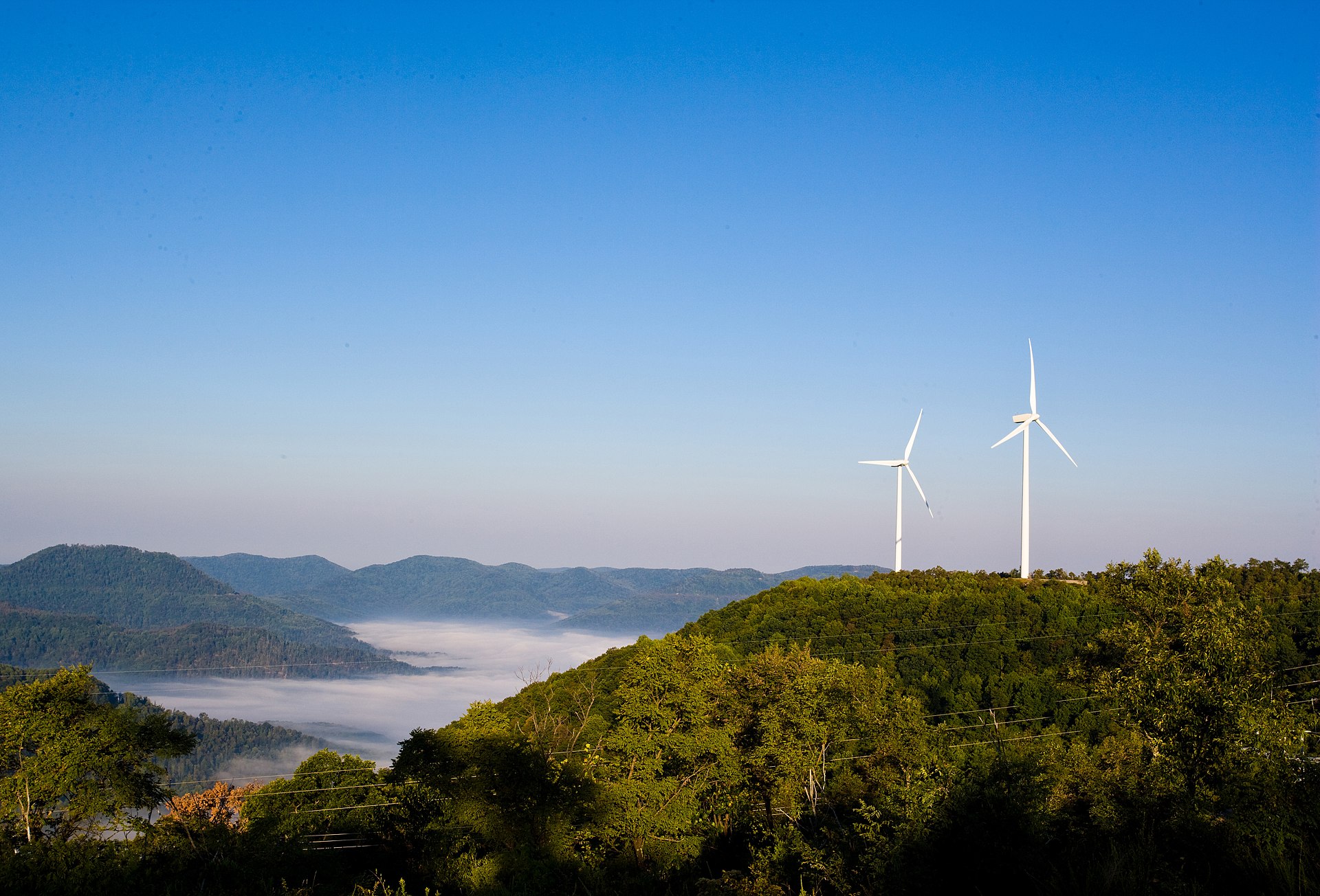 TVA_wind_turbines_on_Buffalo_Mountain_in_East_Tennessee_4402546815.jpg